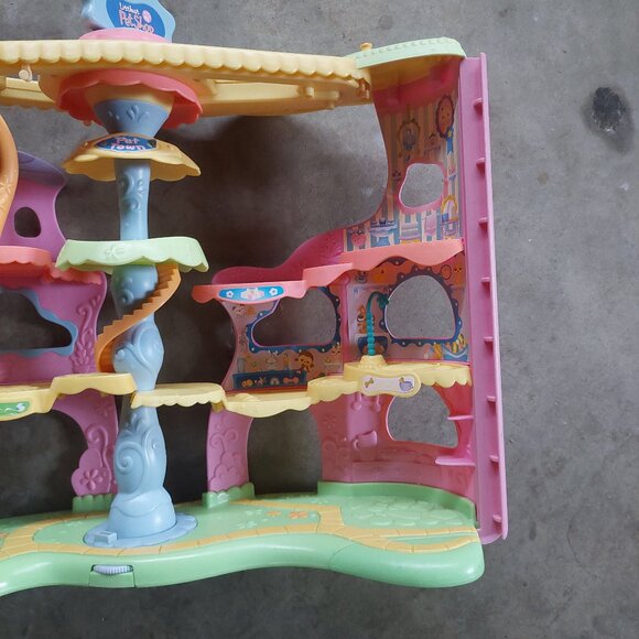 Littlest Pet Shop Round 'n Round Pet Town - Picture 4 of 4